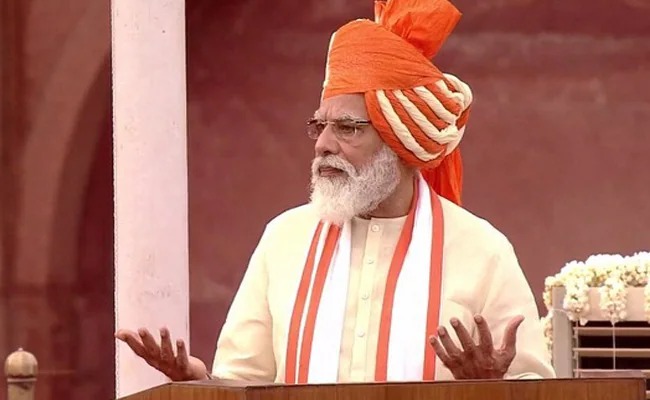 ২০২১: কোলাপুরি ফেটা স্টাইলের পাগড়ি পরেছিলেন, যা তাঁর গোড়ালির নিচ পর্যন্ত লম্বা ছিল।